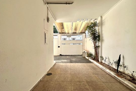 Garagem de casa à venda com 3 quartos, 240m² em Vila Alexandria, São Paulo