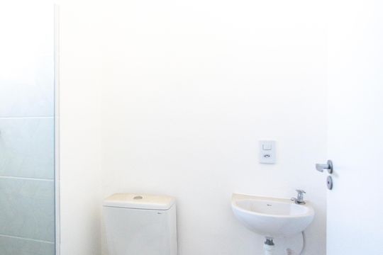 Banheiro  de kitnet/studio para alugar com 1 quarto, 36m² em Vila Granada, São Paulo