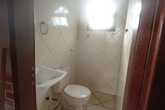 Banheiro de serviço de casa para alugar com 2 quartos, 70m² em Cerâmica, Nova Iguaçu