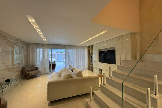 Sala de casa de condomínio para alugar com 4 quartos, 490m² em Recreio dos Bandeirantes, Rio de Janeiro