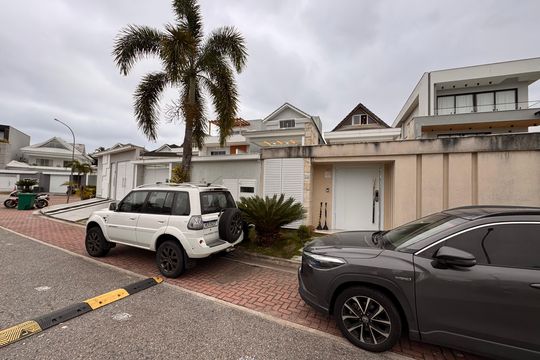 Fachada de casa de condomínio para alugar com 4 quartos, 490m² em Recreio dos Bandeirantes, Rio de Janeiro