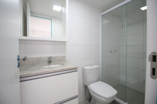 Banheiro da Suíte 1 de apartamento para alugar com 2 quartos, 50m² em Jardim Sabará, Porto Alegre