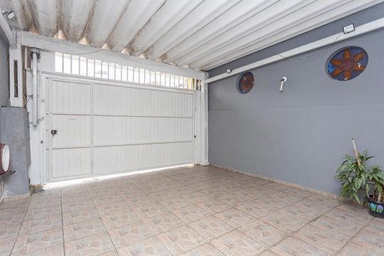 Garagem de casa à venda com 4 quartos, 200m² em Jardim Satelite, São Paulo