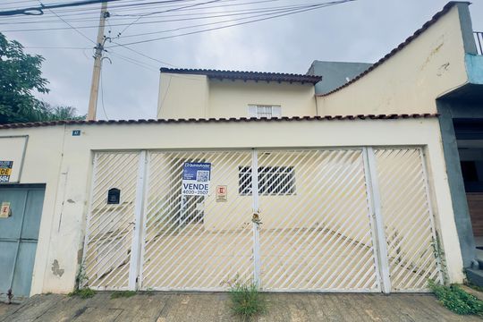 Placa instalada na fachada do imovel de casa à venda com 3 quartos, 250m² em Jardim Santa Clara, Guarulhos