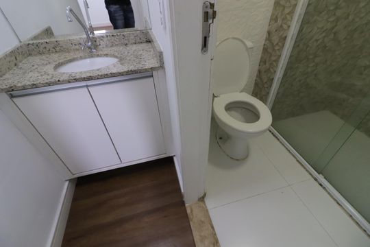 Banheiro 2 de apartamento para alugar com 2 quartos, 61m² em Km 18, Osasco