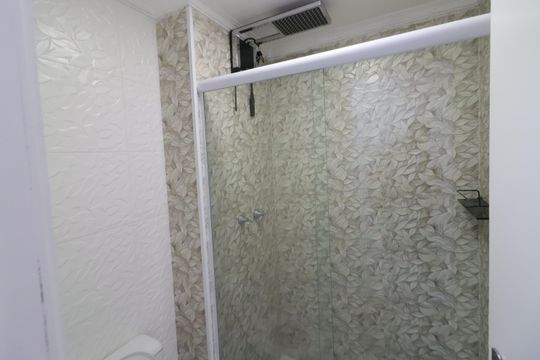 Banheiro 2 de apartamento para alugar com 2 quartos, 61m² em Km 18, Osasco