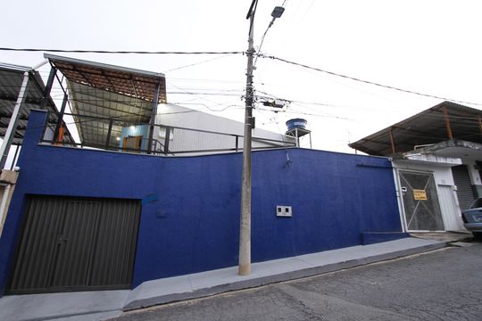 Fachada de casa à venda com 5 quartos, 70m² em Conjunto California, Belo Horizonte