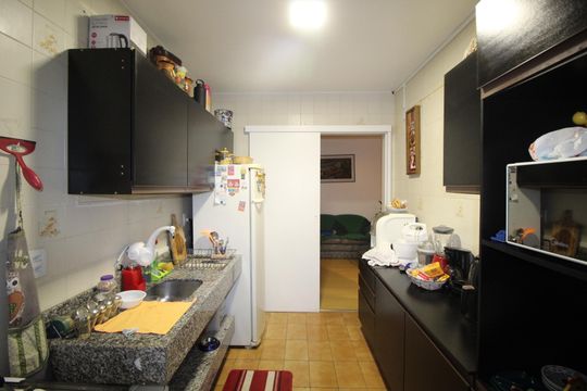 Cozinha de apartamento à venda com 2 quartos, 43m² em Jardim do Salso, Porto Alegre