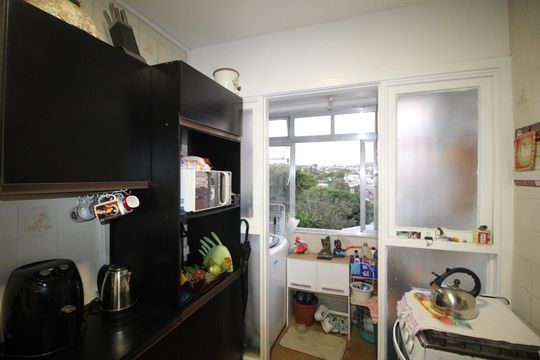 Cozinha de apartamento à venda com 2 quartos, 43m² em Jardim do Salso, Porto Alegre