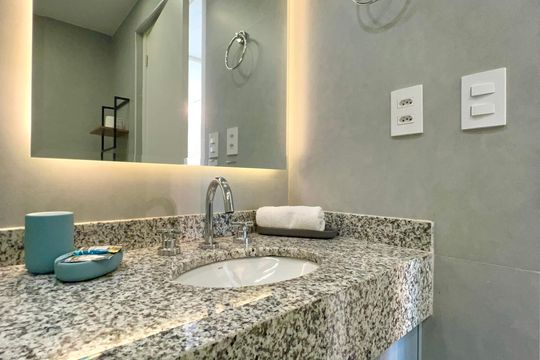 Banheiro de kitnet/studio à venda com 1 quarto, 33m² em Pinheiros, São Paulo