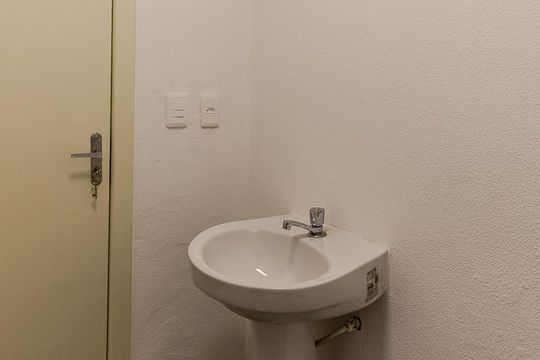 Banheiro de apartamento à venda com 1 quarto, 27m² em Cidade Baixa, Porto Alegre