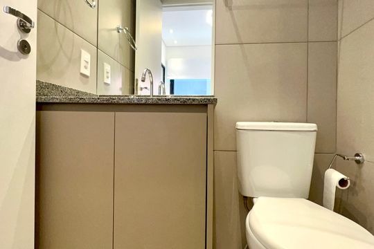 Banheiro de kitnet/studio à venda com 1 quarto, 23m² em Pinheiros, São Paulo