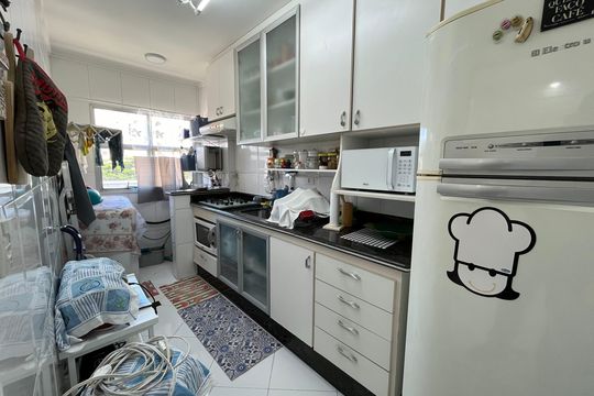 Cozinha de apartamento para alugar com 2 quartos, 80m² em Parque Enseada, Guarujá