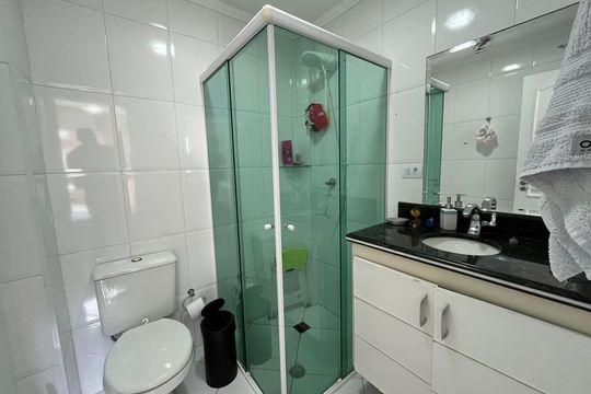 Banheiro de apartamento para alugar com 2 quartos, 80m² em Parque Enseada, Guarujá