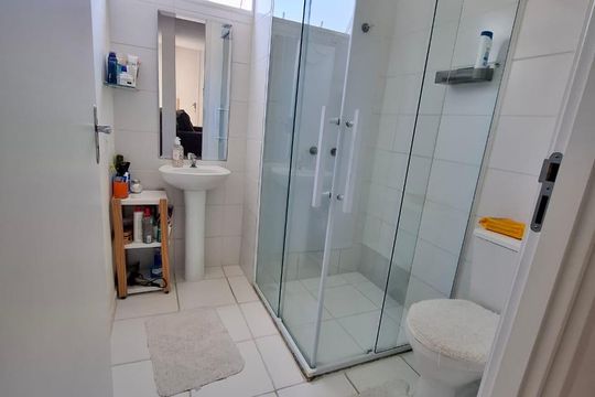 Banheiro de apartamento à venda com 2 quartos, 44m² em Parque Ipe, São Paulo