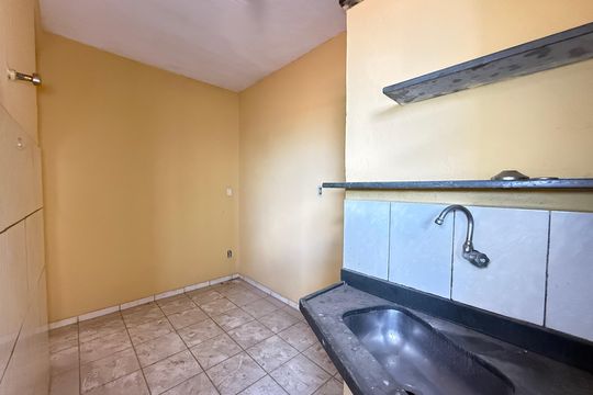 Cozinha e Área de Serviço de casa para alugar com 2 quartos, 50m² em Camargos, Belo Horizonte