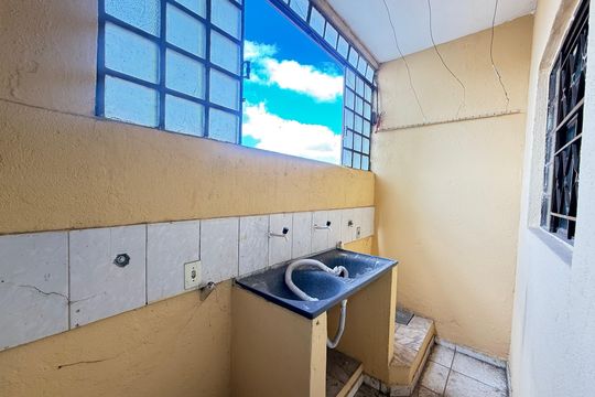 Cozinha e Área de Serviço de casa para alugar com 2 quartos, 50m² em Camargos, Belo Horizonte