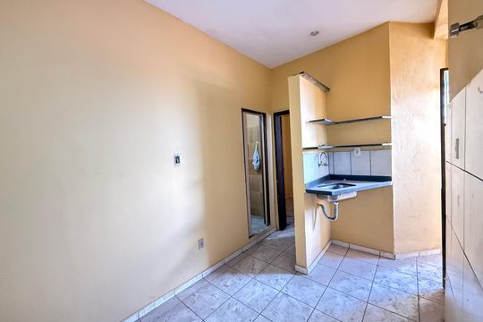 Cozinha e Área de Serviço de casa para alugar com 2 quartos, 50m² em Camargos, Belo Horizonte