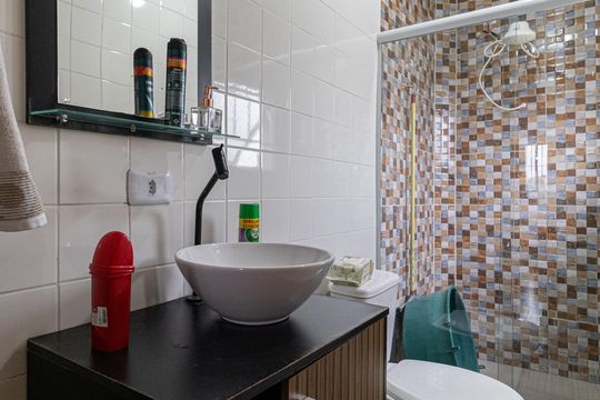 Banheiro de casa à venda com 1 quarto, 44m² em Jardim das Camelias, São Paulo