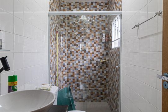 Banheiro de casa à venda com 1 quarto, 44m² em Jardim das Camelias, São Paulo