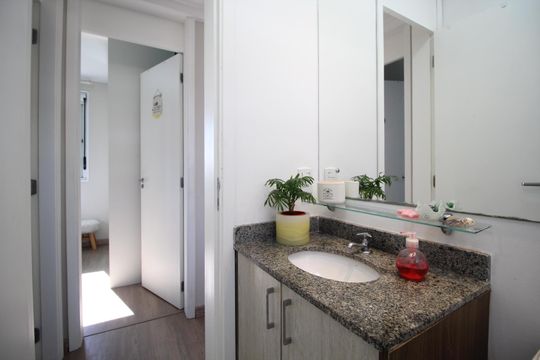 Banheiro de apartamento à venda com 2 quartos, 53m² em Humaitá, Porto Alegre