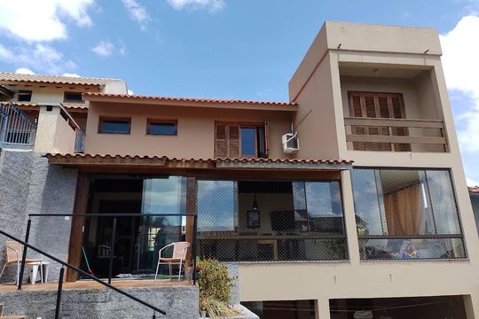 Fachada de casa à venda com 3 quartos, 350m² em Espírito Santo, Porto Alegre