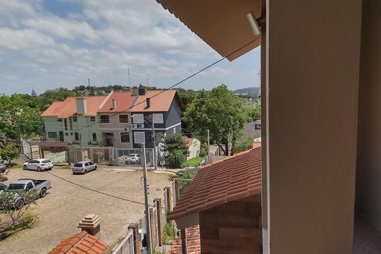 Área externa de casa à venda com 3 quartos, 350m² em Espírito Santo, Porto Alegre