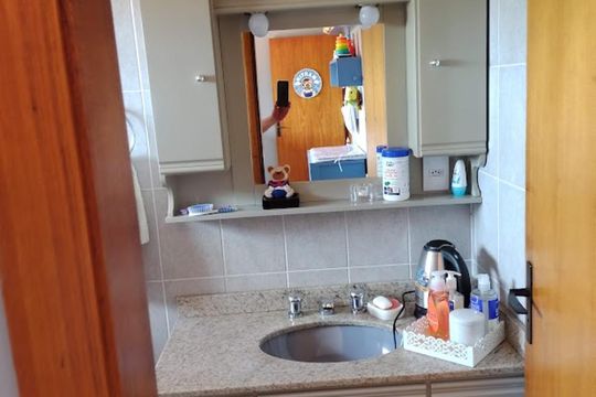Banheiro de casa à venda com 3 quartos, 350m² em Espírito Santo, Porto Alegre