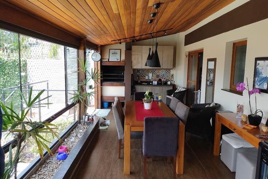 Varanda de casa à venda com 3 quartos, 350m² em Espírito Santo, Porto Alegre