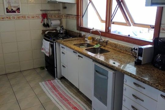 Cozinha de casa à venda com 3 quartos, 350m² em Espírito Santo, Porto Alegre