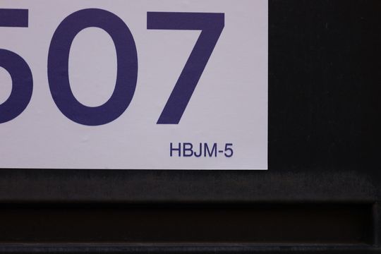 Placa instalada no portão do imóvel - Código da placa: HBJM-5 de casa à venda com 3 quartos, 120m² em Parque Savoy City, São Paulo