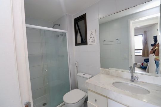Banheiro de apartamento para alugar com 1 quarto, 53m² em Alphaville I, Salvador