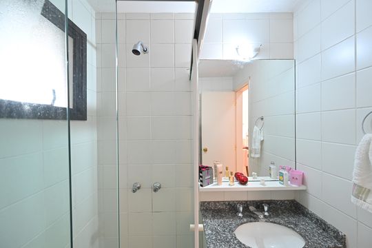 Banheiro Social de apartamento à venda com 2 quartos, 61m² em São Judas, São Paulo