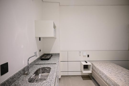 Cozinha de kitnet/studio para alugar com 1 quarto, 15m² em Lapa de Baixo, São Paulo