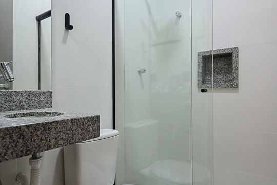 Banheiro de kitnet/studio para alugar com 1 quarto, 15m² em Lapa de Baixo, São Paulo