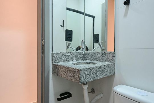 Banheiro de kitnet/studio para alugar com 1 quarto, 15m² em Lapa de Baixo, São Paulo