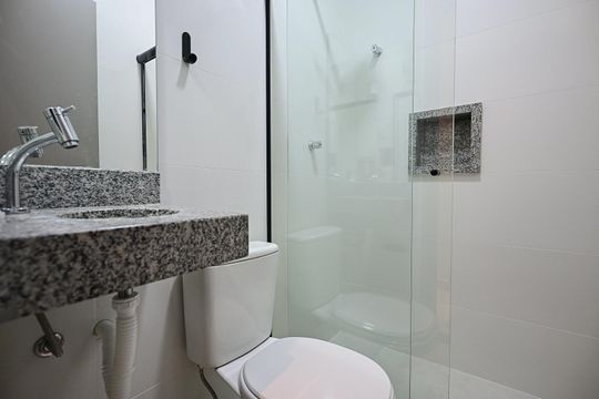 Banheiro de kitnet/studio para alugar com 1 quarto, 15m² em Lapa de Baixo, São Paulo