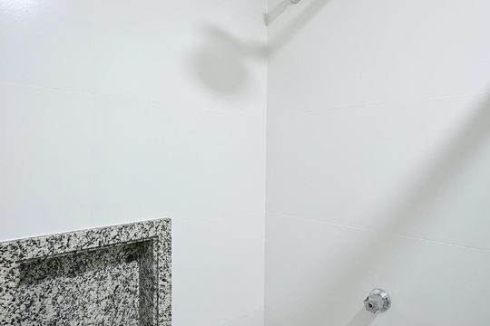 Banheiro de kitnet/studio para alugar com 1 quarto, 38m² em Lapa de Baixo, São Paulo