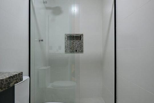 Banheiro de kitnet/studio para alugar com 1 quarto, 32m² em Lapa de Baixo, São Paulo