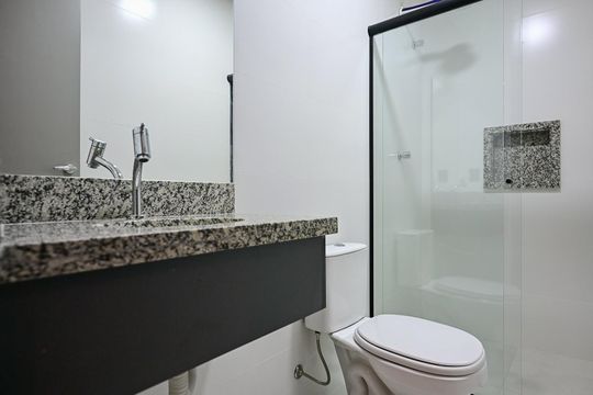 Banheiro de kitnet/studio para alugar com 1 quarto, 32m² em Lapa de Baixo, São Paulo