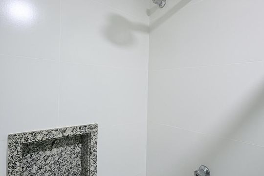 Banheiro de kitnet/studio para alugar com 1 quarto, 28m² em Lapa de Baixo, São Paulo