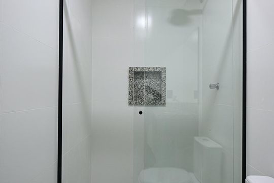 Banheiro de kitnet/studio para alugar com 1 quarto, 28m² em Lapa de Baixo, São Paulo