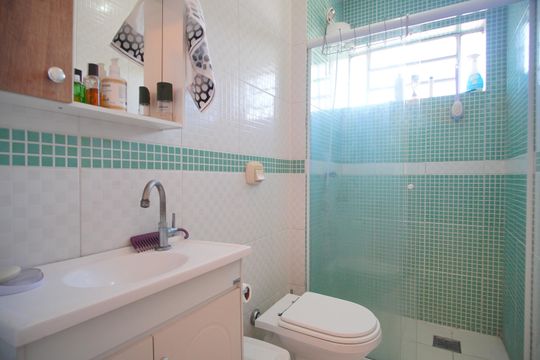 Banheiro  de apartamento à venda com 1 quarto, 42m² em Cristo Rei, São Leopoldo