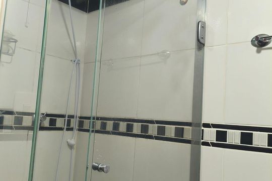 Banheiro de apartamento à venda com 1 quarto, 40m² em Jardim Botânico, Porto Alegre