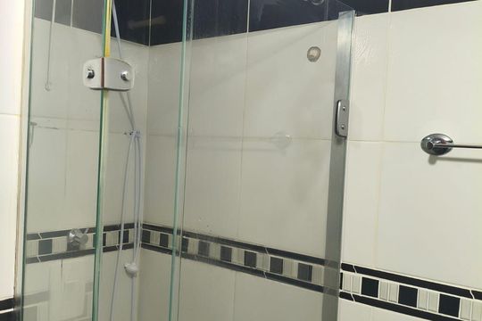 Banheiro de apartamento à venda com 1 quarto, 40m² em Jardim Botânico, Porto Alegre