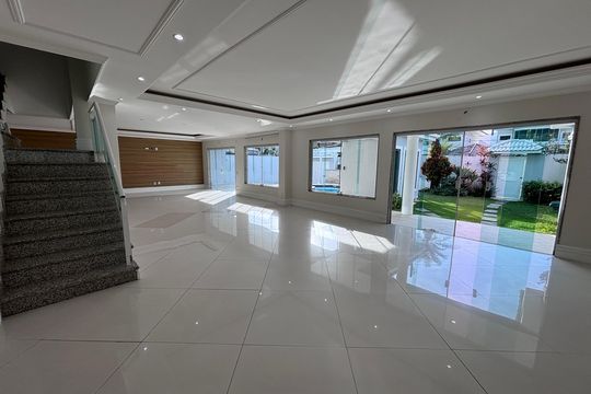 Sala de casa de condomínio à venda com 6 quartos, 580m² em Recreio dos Bandeirantes, Rio de Janeiro