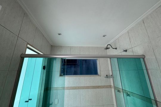 Banheiro do Quarto 2 de casa de condomínio à venda com 6 quartos, 580m² em Recreio dos Bandeirantes, Rio de Janeiro