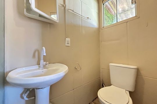 Banheiro social de casa para alugar com 1 quarto, 55m² em Rio Tavares, Florianópolis