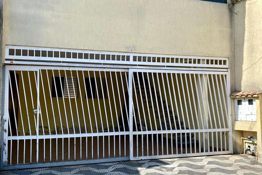 Fachada de casa à venda com 5 quartos, 200m² em Jardim Imperial, São Paulo