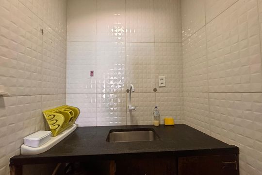 Cozinha de apartamento para alugar com 1 quarto, 27m² em Barra de Guaratiba, Rio de Janeiro